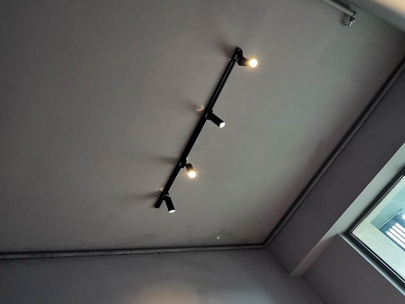 燈具安裝維修：掉線式燈頭安裝：將電源線留足維修長(zhǎng)度后剪除余線并剝出線頭，將導(dǎo)線穿過(guò)燈頭底座，用連接螺釘將底座固定在接線盒上。取一段燈線，在一端接上燈頭，燈頭內(nèi)應(yīng)系好保險(xiǎn)扣，將燈線另一頭穿入底座蓋碗，燈線在蓋碗內(nèi)系好保險(xiǎn)扣并與底座上的電源線用壓接帽連接，旋上扣碗。 吸頂燈安裝：將電源線留足維修長(zhǎng)度后剪除余先并剝出線頭，取下吸頂燈罩，把預(yù)留的電線從孔里穿過(guò)燈底座用記號(hào)筆標(biāo)出底座預(yù)留的螺絲孔取下燈底座，用電錘打出標(biāo)記的螺絲孔（一般燈具都是8個(gè)的鉆頭）孔內(nèi)塞入膨脹管，導(dǎo)線穿過(guò)燈具底座，燈具貼近頂板對(duì)好螺絲孔，擰緊螺絲 ，接好導(dǎo)線 扣上燈罩