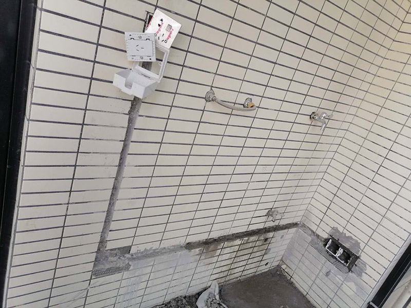 電路開槽走線：首先要根據(jù)電路的用途進(jìn)行電路定位。定位完成后，根據(jù)定位和電路走向，開布線槽。線路槽很有講究，要橫平豎直。不過，規(guī)范的做法是盡量少開橫槽，會(huì)影響墻的承受力。開槽深度應(yīng)一致，一般為PVC管直徑+10mm，要求槽線筆直。冷彎管要用彎管工具，弧度應(yīng)該是線管直徑的6倍，先排管，后用鋼絲穿過，便于以后線路升級(jí)、維修。為防止信號(hào)干擾，強(qiáng)弱電的間距應(yīng)為500mm，但很多施工達(dá)不到這個(gè)標(biāo)準(zhǔn)。如果達(dá)不到，就應(yīng)該對(duì)弱電進(jìn)行屏蔽處理。要做到強(qiáng)、弱電更不能同穿一根管內(nèi)。