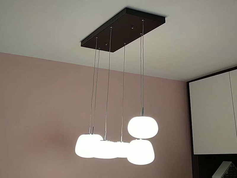 電路開槽走線：首先要根據(jù)電路的用途進(jìn)行電路定位。定位完成后，根據(jù)定位和電路走向，開布線槽。線路槽很有講究，要橫平豎直。不過，規(guī)范的做法是盡量少開橫槽，會(huì)影響墻的承受力。開槽深度應(yīng)一致，一般為PVC管直徑+10mm，要求槽線筆直。冷彎管要用彎管工具，弧度應(yīng)該是線管直徑的6倍，先排管，后用鋼絲穿過，便于以后線路升級(jí)、維修。為防止信號(hào)干擾，強(qiáng)弱電的間距應(yīng)為500mm，但很多施工達(dá)不到這個(gè)標(biāo)準(zhǔn)。如果達(dá)不到，就應(yīng)該對(duì)弱電進(jìn)行屏蔽處理。要做到強(qiáng)、弱電更不能同穿一根管內(nèi)。