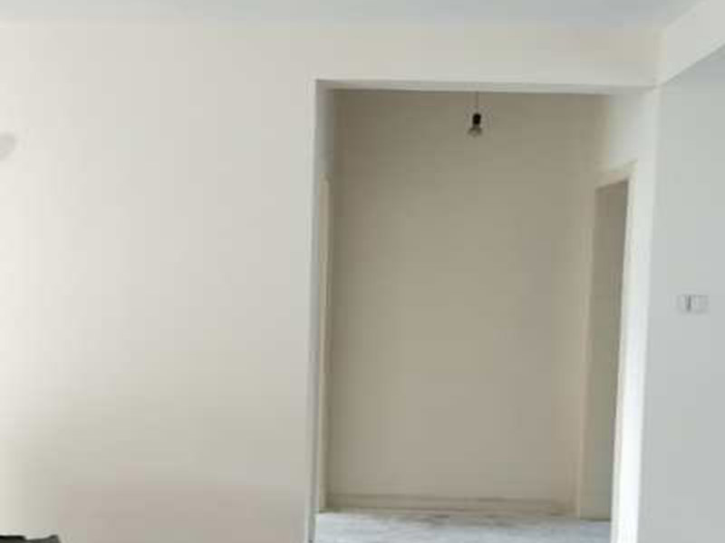 墻面粉刷翻新：在舊墻面上重新刷乳膠漆之前，一般先要對舊墻上的油污、浮灰、空鼓或裂紋等做處理，清除浮灰，鏟除起砂翹皮等部位，對油污的部位，應先將原有涂層鏟除，不能鏟除應徹底清洗干凈，墻面清理完畢，在用膩子批刮兩道。盡量用較細的砂紙，通常質地較松軟的膩子用400-500號的砂紙，質地較硬的用360-400號為佳，假如砂紙?zhí)值脑挄粝潞苌畹纳昂?，刷漆是掩蓋不掉的。 打磨結束必定。墻面底漆很重要，特別對舊墻刷新來說，如果直接上面漆墻面容易起泡發(fā)霉，日照久了墻面顏色也容易出現(xiàn)變化。刷底漆時一定要注意刷勻，確保墻面每個地方都刷到。刷底漆時滾筒選擇也很重要，不好的滾筒涂刷效果較差，會直接影響到面漆效果。 上完底漆后，可以明顯看到膩子打磨完畢后還留有一些坑眼，這時候就需要修補了，修補時一定要打磨平整，再用稍微多加一點水的底漆刷一遍，以免刷面漆的時候因為與其它墻面吃水量不同而有色差。