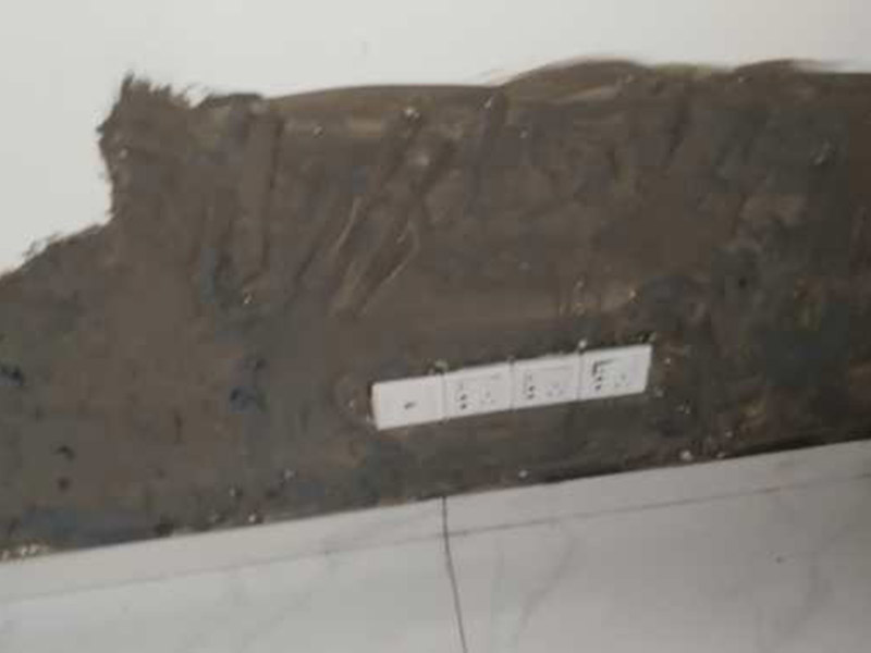 墻面局部翻新：1.墻面的清潔舊墻的清潔主要是對(duì)墻面原有的裝修和裝飾進(jìn)行清除。一般為對(duì)乳膠漆和膩?zhàn)訉?、木裝修、墻紙等的清除。如果是較新的墻面,墻體的耐水膩?zhàn)涌梢圆槐赝耆P除,可以在用鋼刷和砂紙進(jìn)行打磨后,用乳膠漆重新涂刷。2.基底處理在進(jìn)行墻面局部翻新前,墻面基底處理一定要做好,對(duì)于粉化嚴(yán)重的要進(jìn)行鏟除,再抹上一層白水泥。對(duì)于原來(lái)墻面過(guò)于光滑的,要進(jìn)行打磨處理,對(duì)于粘結(jié)不牢的表皮要進(jìn)行祛除,便于涂層材料與墻體表面的結(jié)合。