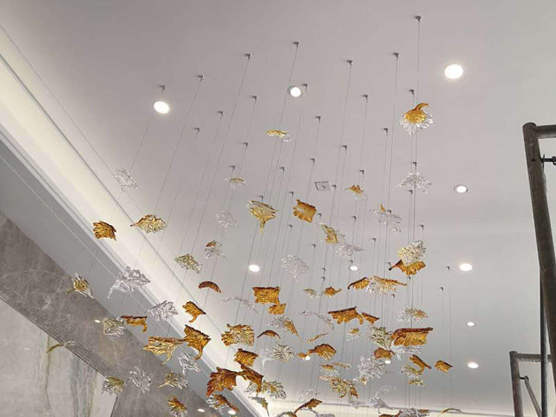 水晶吊燈安裝：一般屋頂都是水泥或者是磚石結(jié)構(gòu)，應(yīng)采用預(yù)埋吊鉤、螺栓、螺釘、膨脹螺栓固定，這個(gè)時(shí)候要注意固定螺帽的承載能力要和水晶吊燈的重量相匹配。把這個(gè)時(shí)候就要使用電鉆鉆頭將膨脹螺絲釘固定到孔位，不要偏了位置，手臂要直，不要鉆斜了。用燈具內(nèi)的安裝螺絲把掛板上到膨脹螺絲里面。注意不要把一邊先上死，兩邊輪著旋緊，保證掛板的平衡。各種水晶吊燈在安裝在易燃結(jié)構(gòu)比如木質(zhì)吊燈內(nèi)，或者屋頂易燃物時(shí)一定要做好隔熱和防火處理。安裝燈泡時(shí)接線應(yīng)接在中心觸點(diǎn)的端子上，零線應(yīng)接在螺紋的端子上。燈具采用螺口燈頭時(shí)，相線應(yīng)接燈頭的頂心，零線接螺口。記得裝齊燈泡要開(kāi)燈看一下有沒(méi)有不亮的，再做調(diào)試。