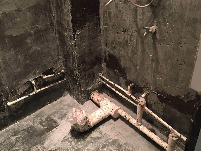 衛(wèi)生間刷防水：清理墻面和地面 在涂刷防水涂層之前，先要清理墻面和地面，同時要用連接的氣泵皮管吹盡陰角處的浮沉。刷防水涂料時先刷墻角部位，交接處應有200mm，不得有漏刷情況。 墻角涂刷完成后涂刷墻體：第一遍涂刷墻面時，應上下縱向涂刷，第二遍涂刷墻體，應左右橫向涂刷。注意、第二遍防水涂料間需要有一定時間間隔，待遍涂料干透后才能進行第二遍，具體時間視涂料而定。間隔時間太短，防水的效果會大打折扣。地面防水涂料的涂刷應該從房間里側向門口涂刷，地面水管接口處尤其要仔細涂刷，不能有任何遺漏。