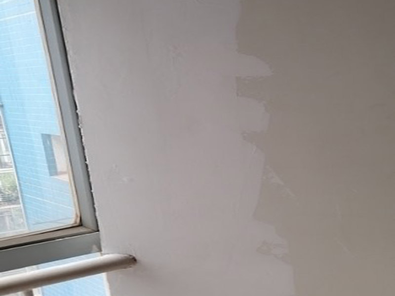 局部墻面翻新：舊墻面在翻新前一定要做墻面基底處理，粉化嚴重的要全部鏟除，鏟除后抹上一層白水泥，原來墻面過于光滑、刷過油漆的鏟除后還要做打磨處理，把粘結(jié)不牢的表皮去掉，便于新涂料和墻體粘結(jié)。 墻面底漆的作用是抗堿防潮、封固基材、保護面漆，提高面漆的質(zhì)感和遮蓋力，對于老房翻新，墻面一定要做底漆，如果沒有刷底漆就直接上面漆的話，時間一長墻面容易起泡、發(fā)霉，太陽照曬時間長了也容易變色。墻面的修補最好是整塊墻面，或是盡可能地選擇較大面積進行修補，這樣可以盡量避免產(chǎn)生色差，修補后的質(zhì)量也更好。