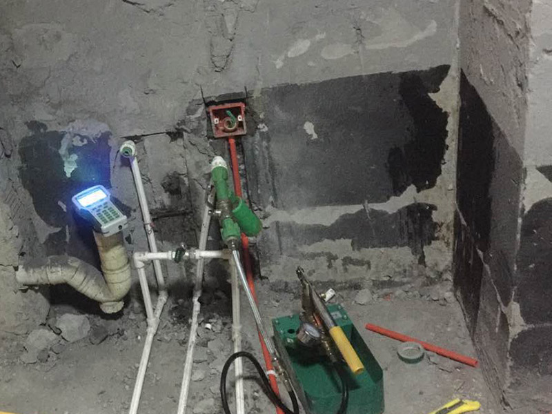 水管打壓檢測：靜水管道的壓力是不能夠低于0.80MPa，而若是管道工作壓力小于0.8MPa，那么水壓試驗壓力應選擇0.8MPa。并且需要注意的是，不能用氣壓試驗代替水壓試驗。管道水壓試驗長度不能超過1000m，并且對于有附件的管段來說，水壓試驗分段長度不宜大于500m。并且材質不同，試壓是需要有所區(qū)分的。在加壓時，應該采用帶有計量裝置的設備，并且精度不應低于1.5級，量程范圍應為試驗壓力1.3~1.5倍，表盤直徑不應小于150mm。