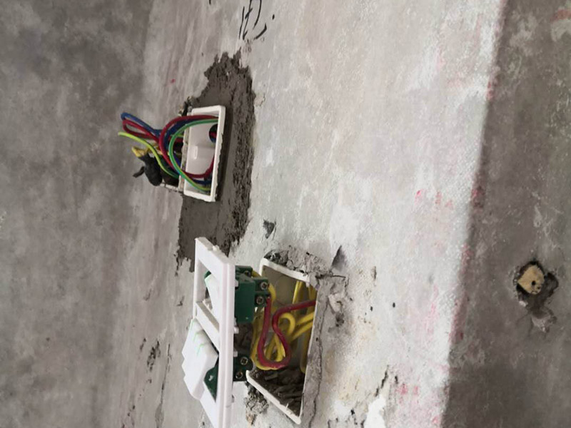 插座布線安裝：衛(wèi)生間的電路改造只需要把整體照明燈具的線路預(yù)留好就可以，相對(duì)來(lái)說(shuō)比較簡(jiǎn)單。另外，衛(wèi)生間是水氣較多的地方，因此，嚴(yán)禁在衛(wèi)生間內(nèi)的潮濕處如淋浴區(qū)或澡盆附近設(shè)置電源插座，其它區(qū)域設(shè)置的電源插座應(yīng)采用防濺式。有外窗時(shí)，應(yīng)在外窗旁預(yù)留排氣扇接線盒或插座，由于排氣風(fēng)道一般在淋浴區(qū)或澡盆附近，所以接線盒或插座應(yīng)距地面2.25m以上安裝。距淋浴區(qū)或澡盆外沿0.6m外預(yù)留電熱水器插座和潔身器用電源插座。在盥洗臺(tái)鏡旁設(shè)置美容用和剃須用電源插座，距地面1.5m～1.6m安裝。安裝在衛(wèi)生間的插座宜帶開(kāi)關(guān)和指示燈，如果安裝在潮濕位置的插座，最好在插座表面安裝一個(gè)防水的蓋子，避免水汽進(jìn)入插座內(nèi)，引起短路。