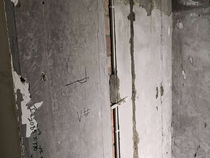 插座布線安裝：衛(wèi)生間的電路改造只需要把整體照明燈具的線路預(yù)留好就可以，相對(duì)來(lái)說(shuō)比較簡(jiǎn)單。另外，衛(wèi)生間是水氣較多的地方，因此，嚴(yán)禁在衛(wèi)生間內(nèi)的潮濕處如淋浴區(qū)或澡盆附近設(shè)置電源插座，其它區(qū)域設(shè)置的電源插座應(yīng)采用防濺式。有外窗時(shí)，應(yīng)在外窗旁預(yù)留排氣扇接線盒或插座，由于排氣風(fēng)道一般在淋浴區(qū)或澡盆附近，所以接線盒或插座應(yīng)距地面2.25m以上安裝。距淋浴區(qū)或澡盆外沿0.6m外預(yù)留電熱水器插座和潔身器用電源插座。在盥洗臺(tái)鏡旁設(shè)置美容用和剃須用電源插座，距地面1.5m～1.6m安裝。安裝在衛(wèi)生間的插座宜帶開(kāi)關(guān)和指示燈，如果安裝在潮濕位置的插座，最好在插座表面安裝一個(gè)防水的蓋子，避免水汽進(jìn)入插座內(nèi)，引起短路。