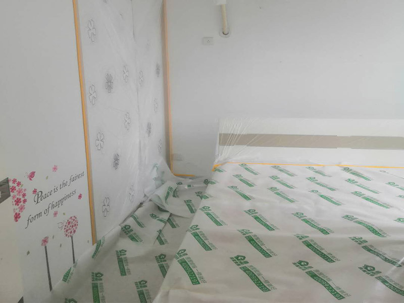 家具地面保護(hù)：滿(mǎn)鋪成品瓦楞紙板，再用干凈彩條布滿(mǎn)鋪在普通石膏板上，在彩條布交接處及轉(zhuǎn)角處用膠帶固定，也可選用木芯板或三夾板。材料選用視上人、車(chē)情況而定。用原門(mén)框保護(hù)膜，或者多層板或密度板，報(bào)紙，美紋紙保護(hù)。