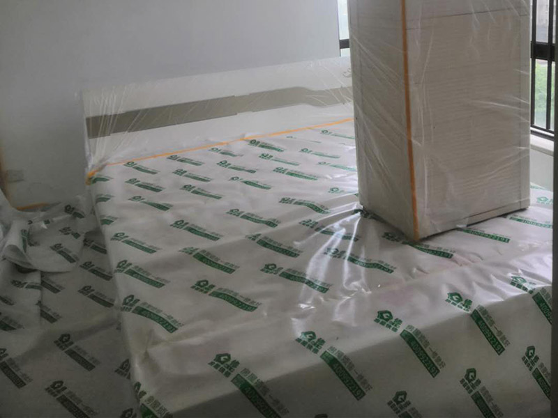 家具地面保護(hù)：滿(mǎn)鋪成品瓦楞紙板，再用干凈彩條布滿(mǎn)鋪在普通石膏板上，在彩條布交接處及轉(zhuǎn)角處用膠帶固定，也可選用木芯板或三夾板。材料選用視上人、車(chē)情況而定。用原門(mén)框保護(hù)膜，或者多層板或密度板，報(bào)紙，美紋紙保護(hù)。