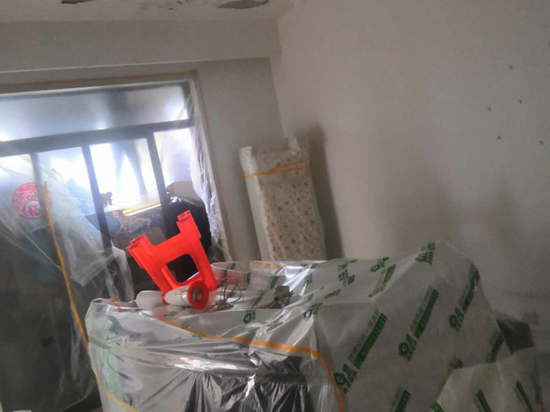 家具地面保護(hù)：滿(mǎn)鋪成品瓦楞紙板，再用干凈彩條布滿(mǎn)鋪在普通石膏板上，在彩條布交接處及轉(zhuǎn)角處用膠帶固定，也可選用木芯板或三夾板。材料選用視上人、車(chē)情況而定。用原門(mén)框保護(hù)膜，或者多層板或密度板，報(bào)紙，美紋紙保護(hù)。