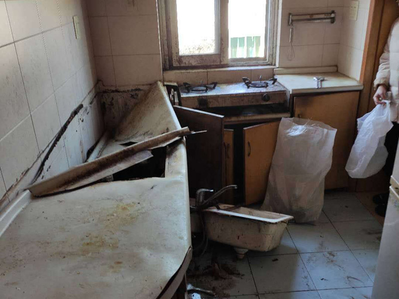 櫥柜拆除重裝：首先臺(tái)面是不能直接整體拆除的。在操作的時(shí)候需要跟安裝時(shí)所搬來(lái)部件一樣，先將吊柜一體拆下來(lái)然后才能將臺(tái)面板拆下來(lái)。最后再把柜體拆除。整體拆步驟比較的麻煩，需要有專業(yè)人員進(jìn)行。 1、裝置地柜：這是全體櫥柜裝置程序中的第1步。咱們?cè)谶M(jìn)行裝置前應(yīng)當(dāng)先進(jìn)行地上的整理。最常見(jiàn)的地柜外型有L型和U型，咱們應(yīng)當(dāng)仔細(xì)丈量廚房的尺度，然后找到基準(zhǔn)點(diǎn)，做好地柜之間的銜接。 2、裝置吊柜：作為全體櫥柜裝置程序的第2步，咱們要確保吊柜裝置時(shí)銜接嚴(yán)密，水平線與臺(tái)面間隔適中。 3、裝置臺(tái)面：臺(tái)面的裝置放到第三步是為了削減差錯(cuò)。 4、裝置五金：廚房用的五金有水龍頭、水槽、開(kāi)關(guān)面板等。 5、裝置灶具：這是全體櫥柜裝置程序中的最終一步，油煙機(jī)之類灶具的裝置方位要經(jīng)過(guò)慎重考慮，電源孔巨細(xì)要合適。 6、調(diào)整柜門：調(diào)整門板是為確保柜門縫隙均勻及橫平豎直。地柜進(jìn)深一般為550毫米，吊柜為300毫米，提示消費(fèi)者也能夠依據(jù)實(shí)際情況進(jìn)行調(diào)整。