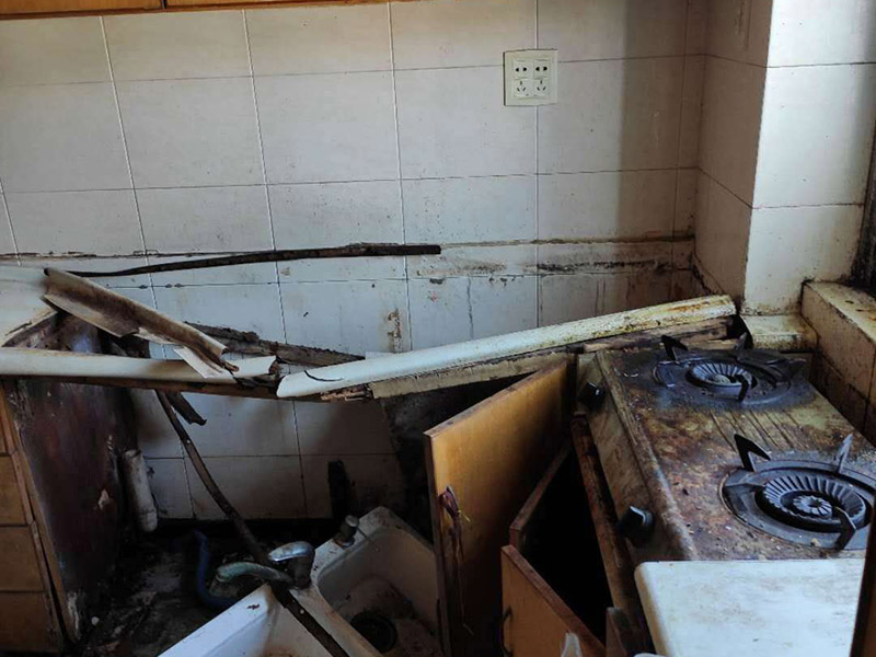 櫥柜拆除重裝：首先臺(tái)面是不能直接整體拆除的。在操作的時(shí)候需要跟安裝時(shí)所搬來(lái)部件一樣，先將吊柜一體拆下來(lái)然后才能將臺(tái)面板拆下來(lái)。最后再把柜體拆除。整體拆步驟比較的麻煩，需要有專業(yè)人員進(jìn)行。 1、裝置地柜：這是全體櫥柜裝置程序中的第1步。咱們?cè)谶M(jìn)行裝置前應(yīng)當(dāng)先進(jìn)行地上的整理。最常見(jiàn)的地柜外型有L型和U型，咱們應(yīng)當(dāng)仔細(xì)丈量廚房的尺度，然后找到基準(zhǔn)點(diǎn)，做好地柜之間的銜接。 2、裝置吊柜：作為全體櫥柜裝置程序的第2步，咱們要確保吊柜裝置時(shí)銜接嚴(yán)密，水平線與臺(tái)面間隔適中。 3、裝置臺(tái)面：臺(tái)面的裝置放到第三步是為了削減差錯(cuò)。 4、裝置五金：廚房用的五金有水龍頭、水槽、開(kāi)關(guān)面板等。 5、裝置灶具：這是全體櫥柜裝置程序中的最終一步，油煙機(jī)之類灶具的裝置方位要經(jīng)過(guò)慎重考慮，電源孔巨細(xì)要合適。 6、調(diào)整柜門：調(diào)整門板是為確保柜門縫隙均勻及橫平豎直。地柜進(jìn)深一般為550毫米，吊柜為300毫米，提示消費(fèi)者也能夠依據(jù)實(shí)際情況進(jìn)行調(diào)整。