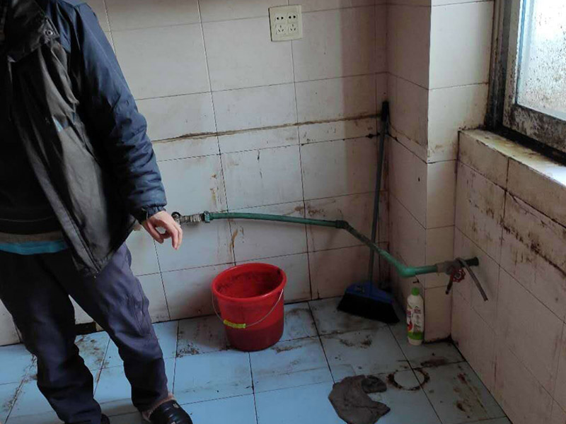 櫥柜拆除重裝：首先臺(tái)面是不能直接整體拆除的。在操作的時(shí)候需要跟安裝時(shí)所搬來(lái)部件一樣，先將吊柜一體拆下來(lái)然后才能將臺(tái)面板拆下來(lái)。最后再把柜體拆除。整體拆步驟比較的麻煩，需要有專業(yè)人員進(jìn)行。 1、裝置地柜：這是全體櫥柜裝置程序中的第1步。咱們?cè)谶M(jìn)行裝置前應(yīng)當(dāng)先進(jìn)行地上的整理。最常見(jiàn)的地柜外型有L型和U型，咱們應(yīng)當(dāng)仔細(xì)丈量廚房的尺度，然后找到基準(zhǔn)點(diǎn)，做好地柜之間的銜接。 2、裝置吊柜：作為全體櫥柜裝置程序的第2步，咱們要確保吊柜裝置時(shí)銜接嚴(yán)密，水平線與臺(tái)面間隔適中。 3、裝置臺(tái)面：臺(tái)面的裝置放到第三步是為了削減差錯(cuò)。 4、裝置五金：廚房用的五金有水龍頭、水槽、開(kāi)關(guān)面板等。 5、裝置灶具：這是全體櫥柜裝置程序中的最終一步，油煙機(jī)之類灶具的裝置方位要經(jīng)過(guò)慎重考慮，電源孔巨細(xì)要合適。 6、調(diào)整柜門：調(diào)整門板是為確保柜門縫隙均勻及橫平豎直。地柜進(jìn)深一般為550毫米，吊柜為300毫米，提示消費(fèi)者也能夠依據(jù)實(shí)際情況進(jìn)行調(diào)整。