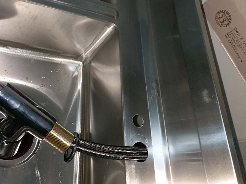 廚房水槽龍頭更換：1、我們都知道，廚房的水龍頭的下方一般都是有一個總的開關的，在更換之前可以先把總的開關關閉，如果，廚房水龍頭的下方沒有總的開關，則需要到外面或者是陽臺水塔把總的開關關閉?？偟膩碚f第一步就是關閉總開關，切斷水源。 2、關閉水源開關之后，請到注水管往上找到水龍頭的水管的接口處，需要捏住水管上方的金屬接頭，用力往左右旋轉幾下，把原來舊的水龍頭拆下來。 3、水管拆下來之后放在一旁，這是你會發(fā)現(xiàn)，這些水管的接頭處跟管壁都是很臟的，五金店里面也有這樣的管子，可以把原來的舊的管子換掉。因為原來的管子時間長了，會風化，漏水等等，所以趁著換水龍頭之際，也可以把他們換一下。 4、將水管拆掉之后，請用手握住這個歌水龍頭，再往左右旋轉，把水龍頭扭松。 5、把水龍頭扭松之后，就可以輕易的把水龍頭下方的塑料旋鈕拆下來。然后就可以把整個水龍頭都拆下來了。 6、把新的水龍頭直接裝上去就可以了，然后打開總的開關進行測試其使用情況。