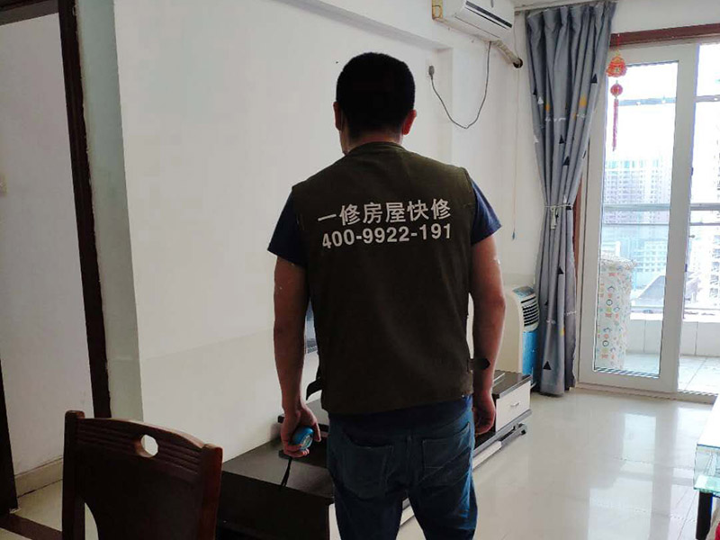 廚房吊頂檢查維修：廚衛(wèi)吊頂首先就是要注意&ldquo;三防&rdquo;，即防水、防潮和防火，所以在材料的選擇上，不提倡采用木龍骨。目前家裝中普遍采用的是鋁扣板，其基本上能夠克服老一代PVC板的一些缺陷，比如時(shí)間過長容易變色、老化以及破損，同時(shí)粘上的油膩物質(zhì)難以清洗等?，F(xiàn)在市面上也有一些鋁塑板，雖然這種材料和鋁扣板只有一字之差，但是在實(shí)用效果上卻大不相同，因?yàn)樵诎惭b鋁塑板的過程中，一般要采用木工板撐底，這種做法是非常不明智的，如果防潮處理不好，后果將不堪設(shè)想，所以不建議使用。