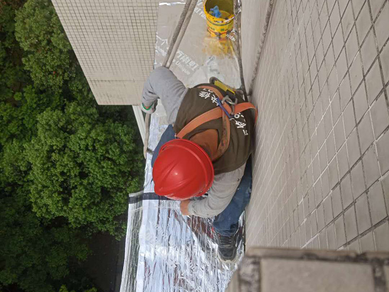 外墻露臺防水：1、找到本來的防水層，由于防水層不是顯露的，是在面層下部，有必要將面層進(jìn)行悉數(shù)根除，找到本來的防水層。 2、將原防水層根除以后，找平，將本來下部保溫層里存的水進(jìn)行排干，設(shè)一些排氣孔做排氣辦法，將保溫層里的水分排干。 3、如果在康復(fù)美化的情況下，咱們需求做的防水層有必要是阻根防水層，阻根防水層有改性瀝青卷材阻根防水層、還有高分子卷材阻根防水層。 4、做完防水層以后，必定要做找坡處理，不要形成屋面部分存水，通常設(shè)置水泥砂漿找平找坡，找坡的斜度不小于3％。