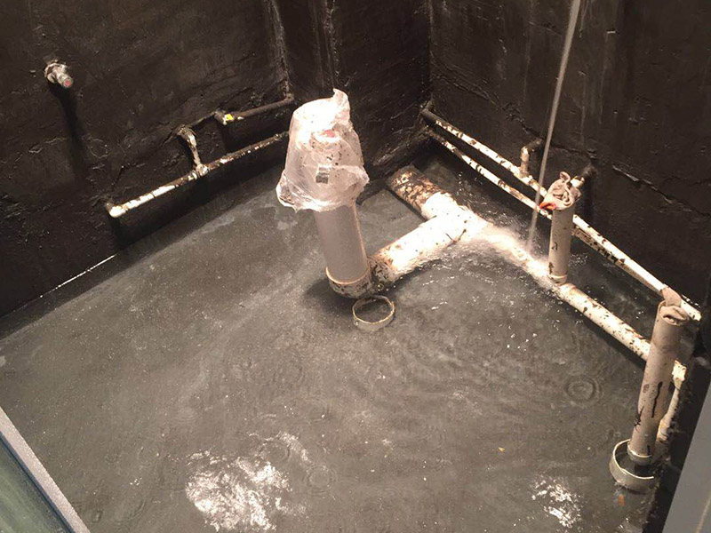 衛(wèi)生間閉水試驗：堵：將地面所有排水口（地漏、豎管等）全部堵住，如果衛(wèi)生間地面太高，應該在門口砌一個水泥臺，防止水外流。 注：向衛(wèi)生間內(nèi)注水，注水高度不低于20mm（一般不超過40mm）&mdash;&mdash;衛(wèi)生間地面是有坡度的，這里的高度，應該在坡度最高的地方測量。 如果墻面也做了防水，在注水的過程中，應該同時向墻壁上淋水。 注水后，保持24~48小時。