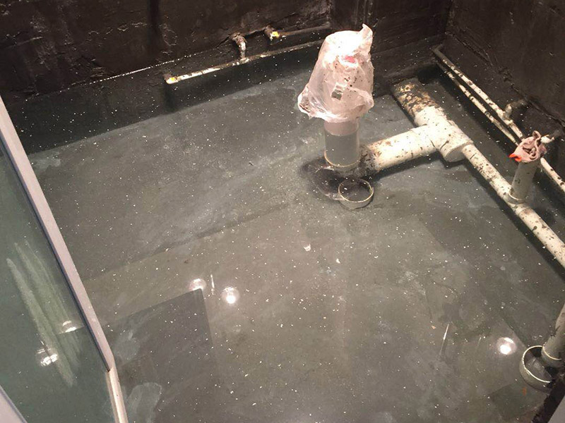 衛(wèi)生間閉水試驗：堵：將地面所有排水口（地漏、豎管等）全部堵住，如果衛(wèi)生間地面太高，應該在門口砌一個水泥臺，防止水外流。 注：向衛(wèi)生間內(nèi)注水，注水高度不低于20mm（一般不超過40mm）&mdash;&mdash;衛(wèi)生間地面是有坡度的，這里的高度，應該在坡度最高的地方測量。 如果墻面也做了防水，在注水的過程中，應該同時向墻壁上淋水。 注水后，保持24~48小時。