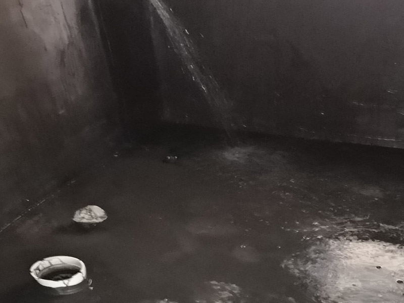 衛(wèi)生間閉水試驗：堵：將地面所有排水口（地漏、豎管等）全部堵住，如果衛(wèi)生間地面太高，應該在門口砌一個水泥臺，防止水外流。 注：向衛(wèi)生間內(nèi)注水，注水高度不低于20mm（一般不超過40mm）&mdash;&mdash;衛(wèi)生間地面是有坡度的，這里的高度，應該在坡度最高的地方測量。 如果墻面也做了防水，在注水的過程中，應該同時向墻壁上淋水。 注水后，保持24~48小時。