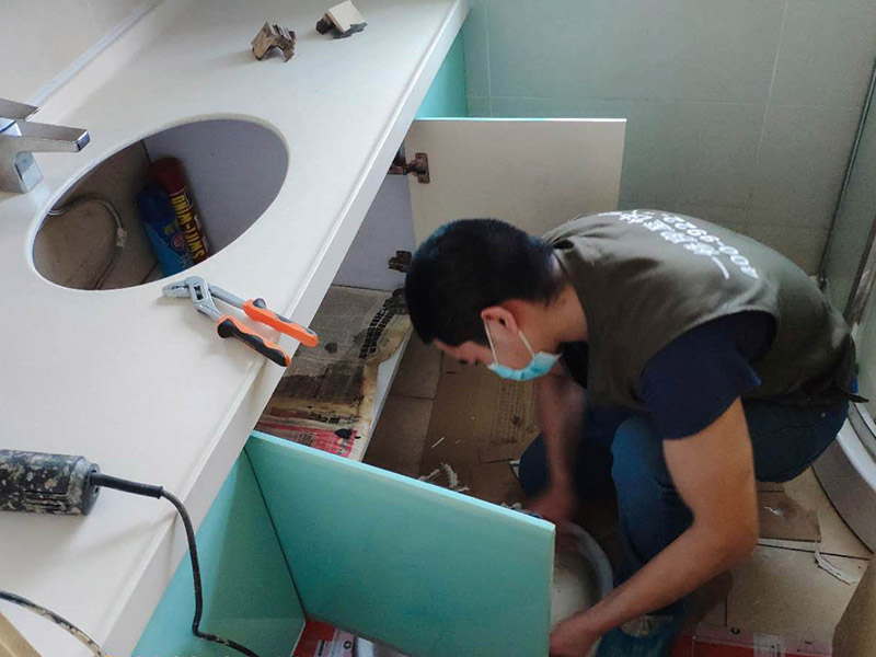 浴室柜維修：1、安裝前，檢查零配件是否齊全。 2、安裝三角閥，確保冷熱進(jìn)水管保持齊平。 3、測(cè)量距離，安裝下水管。涂抹膠水要均勻，確保管與管間連接緊密。 4、安裝柜角，看所有角是否在同一水平。裝好后可做適當(dāng)?shù)恼{(diào)整。 5、將浴室柜靠墻放好?？催M(jìn)出水管位置是否得當(dāng)，不合適時(shí)需做一定改動(dòng)。 6、安裝臺(tái)盆的龍頭。龍頭最好與浴室柜配套購(gòu)買，這樣出水角度較為適合。 7、用螺母固定臺(tái)盆龍頭。固定時(shí)一只手要扶好龍頭，以免裝好后位置偏離。 8、將裝好龍頭的臺(tái)盆放在浴室柜上，調(diào)整位置到最佳為止。