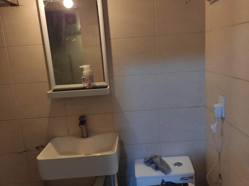 浴室柜維修：1、安裝前，檢查零配件是否齊全。 2、安裝三角閥，確保冷熱進(jìn)水管保持齊平。 3、測(cè)量距離，安裝下水管。涂抹膠水要均勻，確保管與管間連接緊密。 4、安裝柜角，看所有角是否在同一水平。裝好后可做適當(dāng)?shù)恼{(diào)整。 5、將浴室柜靠墻放好?？催M(jìn)出水管位置是否得當(dāng)，不合適時(shí)需做一定改動(dòng)。 6、安裝臺(tái)盆的龍頭。龍頭最好與浴室柜配套購(gòu)買，這樣出水角度較為適合。 7、用螺母固定臺(tái)盆龍頭。固定時(shí)一只手要扶好龍頭，以免裝好后位置偏離。 8、將裝好龍頭的臺(tái)盆放在浴室柜上，調(diào)整位置到最佳為止。