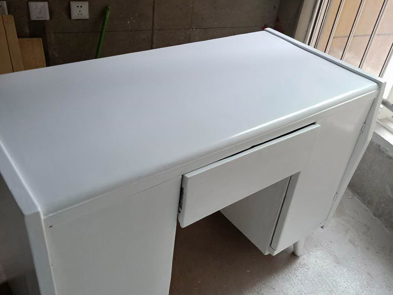 舊家具翻新：家具刷油漆首先要根據(jù)木材表面粗糙、堅硬程度選擇型號相當(dāng)?shù)纳凹堖M(jìn)行打磨。刷底漆，根據(jù)木材的密度調(diào)整底漆的稠度，硬木密度高，油漆可以調(diào)稀一點，軟木則要調(diào)黏稠一點。刷漆時，應(yīng)順著木材的紋理均勻涂刷，切忌過厚，待完全干燥后用砂紙打磨，直至手感光滑、無突起為止，用潮濕的軟布擦拭幾遍，最后擦干。刷第二遍漆，以蓋住第一遍漆為準(zhǔn)，然后用水砂紙順著刷漆方向輕輕均勻打磨。刷第三遍漆，刷后用更細(xì)的水砂紙蘸水打磨，力度不要太猛，打磨要均勻。最后一遍漆，無須打磨，上一層保護(hù)蠟即可。