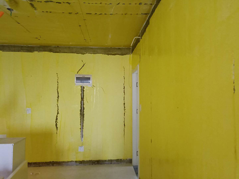 舊墻面翻新刷漆：用鋼刷或鏟刀將墻面鏟平，并清理干凈，直到水泥墻面無浮土為止。這樣做的目的就是為了讓新的乳膠漆與墻面更牢固的粘結(jié)起來。還需要把剝落的底漆清除干凈。若舊墻留有墻紙，撕下來之后難免會(huì)殘留一些膠紙，同時(shí)也需要清除干凈。一般來說，墻面平整度誤差可在3mm。 然后刮膩?zhàn)拥闹饕康木褪菫榱颂钛a(bǔ)墻面，以確保墻面是平整的。然后，在墻面輥一遍混凝土的界面劑，以實(shí)現(xiàn)均勻的效果。等混泥土干燥后，便可開始刮膩?zhàn)恿恕?接著打磨墻面，在打磨之前，必須選用較細(xì)的砂紙。如今比較常用的是400-500號(hào)的砂紙。如果使用較粗的砂紙，會(huì)在墻上留下深的砂痕，即便是刷漆也覆蓋不了。待打磨完了之后，必須徹底清掃一遍墻面，以免粉塵過多而影響墻面漆的黏貼性?！≡谕克⒌灼釙r(shí)，一定要做到均勻，保證任何位置都能刷到。若油漆量較大，底漆可適當(dāng)?shù)狞c(diǎn)水，以便均勻的涂刷。