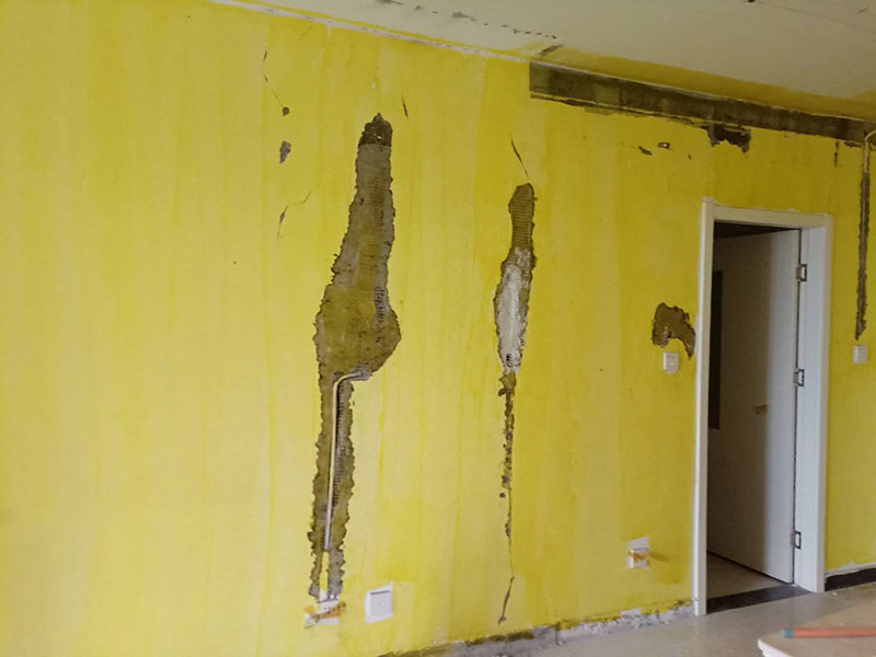 舊墻面翻新刷漆：用鋼刷或鏟刀將墻面鏟平，并清理干凈，直到水泥墻面無浮土為止。這樣做的目的就是為了讓新的乳膠漆與墻面更牢固的粘結(jié)起來。還需要把剝落的底漆清除干凈。若舊墻留有墻紙，撕下來之后難免會(huì)殘留一些膠紙，同時(shí)也需要清除干凈。一般來說，墻面平整度誤差可在3mm。 然后刮膩?zhàn)拥闹饕康木褪菫榱颂钛a(bǔ)墻面，以確保墻面是平整的。然后，在墻面輥一遍混凝土的界面劑，以實(shí)現(xiàn)均勻的效果。等混泥土干燥后，便可開始刮膩?zhàn)恿恕?接著打磨墻面，在打磨之前，必須選用較細(xì)的砂紙。如今比較常用的是400-500號(hào)的砂紙。如果使用較粗的砂紙，會(huì)在墻上留下深的砂痕，即便是刷漆也覆蓋不了。待打磨完了之后，必須徹底清掃一遍墻面，以免粉塵過多而影響墻面漆的黏貼性?！≡谕克⒌灼釙r(shí)，一定要做到均勻，保證任何位置都能刷到。若油漆量較大，底漆可適當(dāng)?shù)狞c(diǎn)水，以便均勻的涂刷。