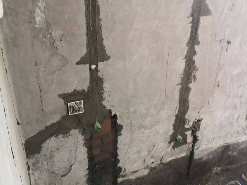 水電暗管布線：暗線電路也叫做暗線布線，其注意就是指先將電路安裝好，然后再進(jìn)行裝潢，吧電線撞到墻壁內(nèi)，就連開關(guān)插座都是暗孔的，而暗線布線的有點(diǎn)就是是的墻壁上面沒有電路的痕跡，使得裝修非常的美觀，而且安全性也大大的提高了，不過缺點(diǎn)也是非常煩人的。暗線布線選材注意事項(xiàng)   暗線布線在施工的時(shí)候應(yīng)該采用暗管布線來(lái)施工，而一般采用的暗管都是pvc管。