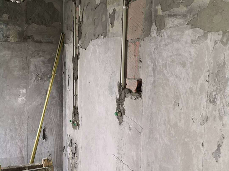 水電暗管布線：暗線電路也叫做暗線布線，其注意就是指先將電路安裝好，然后再進(jìn)行裝潢，吧電線撞到墻壁內(nèi)，就連開關(guān)插座都是暗孔的，而暗線布線的有點(diǎn)就是是的墻壁上面沒有電路的痕跡，使得裝修非常的美觀，而且安全性也大大的提高了，不過缺點(diǎn)也是非常煩人的。暗線布線選材注意事項(xiàng)   暗線布線在施工的時(shí)候應(yīng)該采用暗管布線來(lái)施工，而一般采用的暗管都是pvc管。
