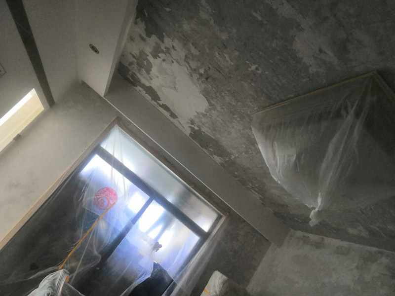 全屋墻面鏟除翻新：舊墻面在翻新前一定要做墻面基底處理，粉化嚴(yán)重的要全部鏟除，鏟除后抹上一層白水泥，原來墻面過于光滑、刷過油漆的鏟除后還要做打磨處理，把粘結(jié)不牢的表皮去掉，便于新涂料和墻體粘結(jié)。墻面底漆的作用是抗堿防潮、封固基材、保護(hù)面漆，提高面漆的質(zhì)感和遮蓋力，對(duì)于老房翻新，墻面一定要做底漆，如果沒有刷底漆就直接上面漆的話，時(shí)間一長墻面容易起泡、發(fā)霉，太陽照曬時(shí)間長了也容易變色。已經(jīng)上好面漆的墻面要修補(bǔ)會(huì)比較麻煩，容易產(chǎn)生色差，材料的使用時(shí)間不同，質(zhì)量也難以保證，很難達(dá)到理想效果。 所以墻面的修補(bǔ)最好是整塊墻面，或是盡可能地選擇較大面積進(jìn)行修補(bǔ)，這樣可以盡量避免產(chǎn)生色差，修補(bǔ)后的質(zhì)量也更好。