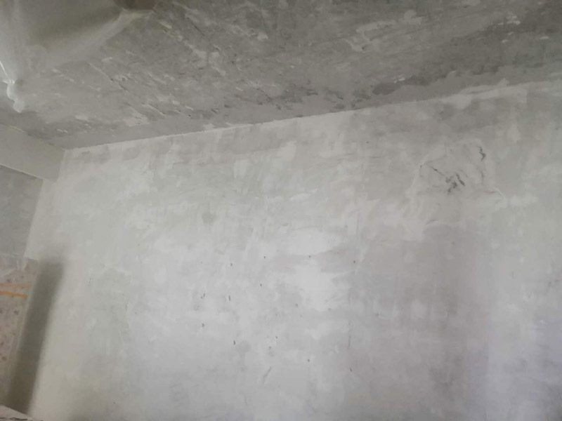 全屋墻面鏟除翻新：舊墻面在翻新前一定要做墻面基底處理，粉化嚴(yán)重的要全部鏟除，鏟除后抹上一層白水泥，原來墻面過于光滑、刷過油漆的鏟除后還要做打磨處理，把粘結(jié)不牢的表皮去掉，便于新涂料和墻體粘結(jié)。墻面底漆的作用是抗堿防潮、封固基材、保護(hù)面漆，提高面漆的質(zhì)感和遮蓋力，對(duì)于老房翻新，墻面一定要做底漆，如果沒有刷底漆就直接上面漆的話，時(shí)間一長墻面容易起泡、發(fā)霉，太陽照曬時(shí)間長了也容易變色。已經(jīng)上好面漆的墻面要修補(bǔ)會(huì)比較麻煩，容易產(chǎn)生色差，材料的使用時(shí)間不同，質(zhì)量也難以保證，很難達(dá)到理想效果。 所以墻面的修補(bǔ)最好是整塊墻面，或是盡可能地選擇較大面積進(jìn)行修補(bǔ)，這樣可以盡量避免產(chǎn)生色差，修補(bǔ)后的質(zhì)量也更好。