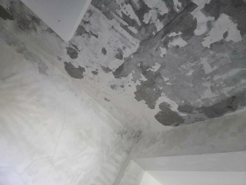 全屋墻面鏟除翻新：舊墻面在翻新前一定要做墻面基底處理，粉化嚴(yán)重的要全部鏟除，鏟除后抹上一層白水泥，原來墻面過于光滑、刷過油漆的鏟除后還要做打磨處理，把粘結(jié)不牢的表皮去掉，便于新涂料和墻體粘結(jié)。墻面底漆的作用是抗堿防潮、封固基材、保護(hù)面漆，提高面漆的質(zhì)感和遮蓋力，對(duì)于老房翻新，墻面一定要做底漆，如果沒有刷底漆就直接上面漆的話，時(shí)間一長墻面容易起泡、發(fā)霉，太陽照曬時(shí)間長了也容易變色。已經(jīng)上好面漆的墻面要修補(bǔ)會(huì)比較麻煩，容易產(chǎn)生色差，材料的使用時(shí)間不同，質(zhì)量也難以保證，很難達(dá)到理想效果。 所以墻面的修補(bǔ)最好是整塊墻面，或是盡可能地選擇較大面積進(jìn)行修補(bǔ)，這樣可以盡量避免產(chǎn)生色差，修補(bǔ)后的質(zhì)量也更好。