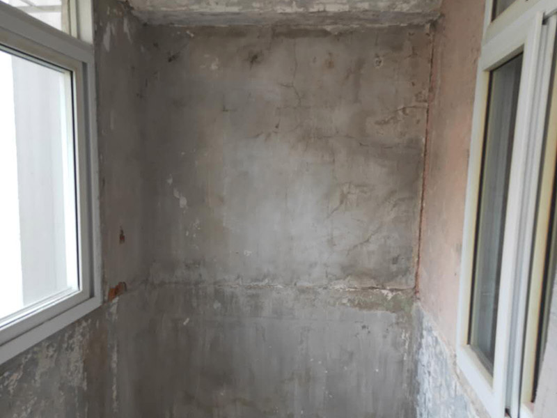 陽臺改造前后對比：地板進水后會嚴重變形，陽臺與客廳地板直接相連，并且陽臺上一般都有洗衣機，如果洗衣機的出水漫出來，就會泡爛地板，使之變形，所以陽臺肯定要做好防水和地漏，做防水前先找平，待水泥干透后再做，防水材料至少要涂3遍。在安裝地板時，地板與門檻和墻壁之間會留有一定的空隙，這個空隙間可以填充一些硅膠，加以隔離，并且空隙要稍大點，以避免陽臺的水氣湛到地板上，引起發(fā)霉、變黑現(xiàn)象。地板邊上縫隙不好看，要安裝上壓條就能遮蓋了。地板壓條有金黃色的銅質(zhì)、白色的鋁質(zhì)、顏色豐富的木質(zhì)，建議選擇銅質(zhì)的，雖然貴點，但是比較厚實，也比較耐用。