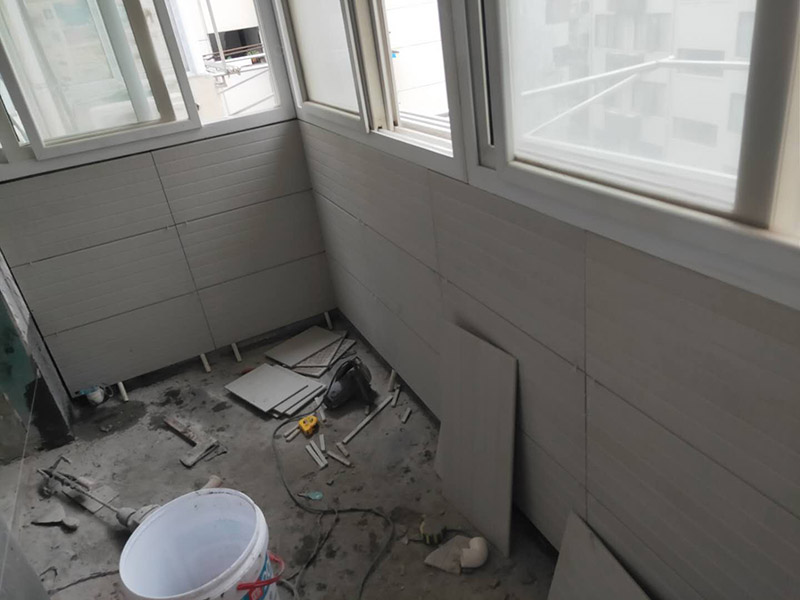 陽臺改造前后對比：地板進水后會嚴重變形，陽臺與客廳地板直接相連，并且陽臺上一般都有洗衣機，如果洗衣機的出水漫出來，就會泡爛地板，使之變形，所以陽臺肯定要做好防水和地漏，做防水前先找平，待水泥干透后再做，防水材料至少要涂3遍。在安裝地板時，地板與門檻和墻壁之間會留有一定的空隙，這個空隙間可以填充一些硅膠，加以隔離，并且空隙要稍大點，以避免陽臺的水氣湛到地板上，引起發(fā)霉、變黑現(xiàn)象。地板邊上縫隙不好看，要安裝上壓條就能遮蓋了。地板壓條有金黃色的銅質(zhì)、白色的鋁質(zhì)、顏色豐富的木質(zhì)，建議選擇銅質(zhì)的，雖然貴點，但是比較厚實，也比較耐用。