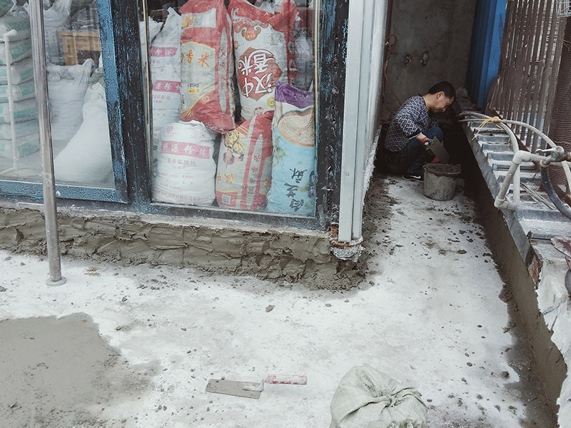 露臺陽臺地面防水改造：首先為陽臺封裝防水，由于是防水工作的第一道防線，因此是千萬不可馬虎的，在做陽臺封裝時，在選材方面就需要選擇防水防潮的材料，在施工過程中應(yīng)注意做好密閉，若沒有做好封裝的話，陽臺的防水將會大打折扣。 陽臺地面防水的做法與衛(wèi)生間做防水的做法差不多，都是從找平基層開始，再到涂上防水層、鋪上防水材料，最后對地面進行檢驗，鋪設(shè)地面等。這里需要注意的是，陽臺的防水層完成之后一定要與室內(nèi)地面具有一定的高度差，最好低于室內(nèi)地面2-3cm的高度。 最后需要對陽臺進行排水工程工作，在安裝陽臺排水管道時不要有太多的彎道，否則容易導(dǎo)致排水不便，地漏一定要順暢。