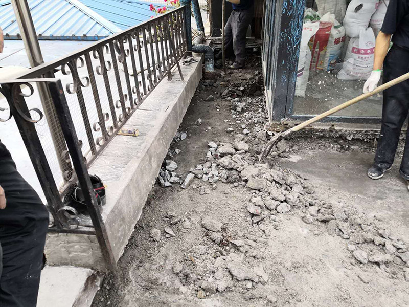 露臺陽臺地面防水改造：首先為陽臺封裝防水，由于是防水工作的第一道防線，因此是千萬不可馬虎的，在做陽臺封裝時，在選材方面就需要選擇防水防潮的材料，在施工過程中應(yīng)注意做好密閉，若沒有做好封裝的話，陽臺的防水將會大打折扣。 陽臺地面防水的做法與衛(wèi)生間做防水的做法差不多，都是從找平基層開始，再到涂上防水層、鋪上防水材料，最后對地面進行檢驗，鋪設(shè)地面等。這里需要注意的是，陽臺的防水層完成之后一定要與室內(nèi)地面具有一定的高度差，最好低于室內(nèi)地面2-3cm的高度。 最后需要對陽臺進行排水工程工作，在安裝陽臺排水管道時不要有太多的彎道，否則容易導(dǎo)致排水不便，地漏一定要順暢。