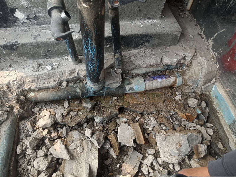 露臺陽臺地面防水改造：首先為陽臺封裝防水，由于是防水工作的第一道防線，因此是千萬不可馬虎的，在做陽臺封裝時，在選材方面就需要選擇防水防潮的材料，在施工過程中應(yīng)注意做好密閉，若沒有做好封裝的話，陽臺的防水將會大打折扣。 陽臺地面防水的做法與衛(wèi)生間做防水的做法差不多，都是從找平基層開始，再到涂上防水層、鋪上防水材料，最后對地面進行檢驗，鋪設(shè)地面等。這里需要注意的是，陽臺的防水層完成之后一定要與室內(nèi)地面具有一定的高度差，最好低于室內(nèi)地面2-3cm的高度。 最后需要對陽臺進行排水工程工作，在安裝陽臺排水管道時不要有太多的彎道，否則容易導(dǎo)致排水不便，地漏一定要順暢。