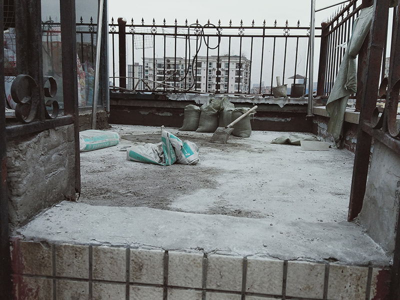 露臺陽臺地面防水改造：首先為陽臺封裝防水，由于是防水工作的第一道防線，因此是千萬不可馬虎的，在做陽臺封裝時，在選材方面就需要選擇防水防潮的材料，在施工過程中應(yīng)注意做好密閉，若沒有做好封裝的話，陽臺的防水將會大打折扣。 陽臺地面防水的做法與衛(wèi)生間做防水的做法差不多，都是從找平基層開始，再到涂上防水層、鋪上防水材料，最后對地面進行檢驗，鋪設(shè)地面等。這里需要注意的是，陽臺的防水層完成之后一定要與室內(nèi)地面具有一定的高度差，最好低于室內(nèi)地面2-3cm的高度。 最后需要對陽臺進行排水工程工作，在安裝陽臺排水管道時不要有太多的彎道，否則容易導(dǎo)致排水不便，地漏一定要順暢。