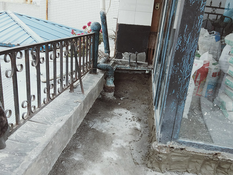 露臺陽臺地面防水改造：首先為陽臺封裝防水，由于是防水工作的第一道防線，因此是千萬不可馬虎的，在做陽臺封裝時，在選材方面就需要選擇防水防潮的材料，在施工過程中應(yīng)注意做好密閉，若沒有做好封裝的話，陽臺的防水將會大打折扣。 陽臺地面防水的做法與衛(wèi)生間做防水的做法差不多，都是從找平基層開始，再到涂上防水層、鋪上防水材料，最后對地面進行檢驗，鋪設(shè)地面等。這里需要注意的是，陽臺的防水層完成之后一定要與室內(nèi)地面具有一定的高度差，最好低于室內(nèi)地面2-3cm的高度。 最后需要對陽臺進行排水工程工作，在安裝陽臺排水管道時不要有太多的彎道，否則容易導(dǎo)致排水不便，地漏一定要順暢。