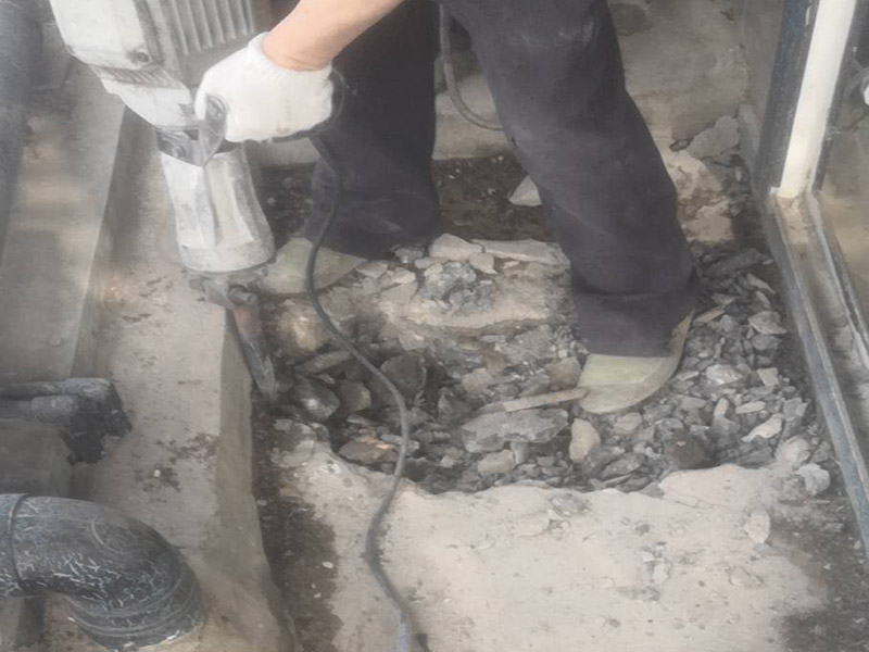 地磚拆除翻新：首先我們應(yīng)查看原有磚的現(xiàn)狀，若出現(xiàn)局部破損、出現(xiàn)多處發(fā)出咚咚聲或掉落、嚴(yán)重污跡，針對(duì)這樣的情況我們必須拆除更換，因?yàn)楹?jiǎn)單的去修補(bǔ)達(dá)不到好的效果了，因?yàn)槿绻阒幌霌Q其中的幾塊磚，很難選到顏色、型號(hào)和款式一致的地磚。 瓷質(zhì)磚表面處理劑和粘結(jié)劑，這些材料可直接涂刷于舊磚面上，接著直接鋪上新磚即可，節(jié)省了時(shí)間和精力，無(wú)論為何種瓷磚，都可以直接在舊瓷磚上直接貼新磚。但是若有重起鼓或損壞的瓷磚需鏟除，然后用表面處理劑修補(bǔ)，最后用瓷磚粘結(jié)劑粘貼新瓷磚即可。