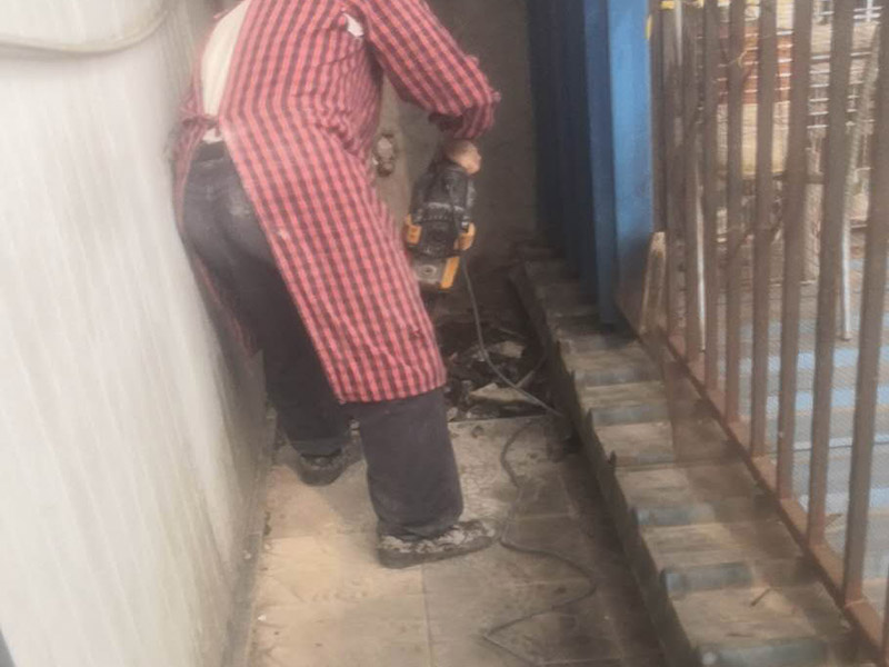 地磚拆除翻新：首先我們應(yīng)查看原有磚的現(xiàn)狀，若出現(xiàn)局部破損、出現(xiàn)多處發(fā)出咚咚聲或掉落、嚴(yán)重污跡，針對(duì)這樣的情況我們必須拆除更換，因?yàn)楹?jiǎn)單的去修補(bǔ)達(dá)不到好的效果了，因?yàn)槿绻阒幌霌Q其中的幾塊磚，很難選到顏色、型號(hào)和款式一致的地磚。 瓷質(zhì)磚表面處理劑和粘結(jié)劑，這些材料可直接涂刷于舊磚面上，接著直接鋪上新磚即可，節(jié)省了時(shí)間和精力，無(wú)論為何種瓷磚，都可以直接在舊瓷磚上直接貼新磚。但是若有重起鼓或損壞的瓷磚需鏟除，然后用表面處理劑修補(bǔ)，最后用瓷磚粘結(jié)劑粘貼新瓷磚即可。