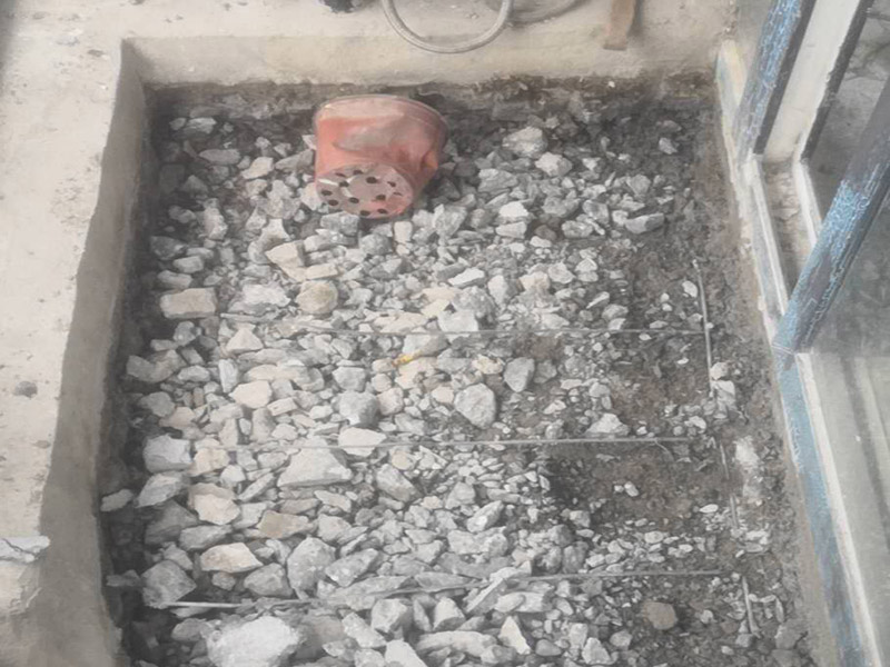 地磚拆除翻新：首先我們應(yīng)查看原有磚的現(xiàn)狀，若出現(xiàn)局部破損、出現(xiàn)多處發(fā)出咚咚聲或掉落、嚴(yán)重污跡，針對(duì)這樣的情況我們必須拆除更換，因?yàn)楹?jiǎn)單的去修補(bǔ)達(dá)不到好的效果了，因?yàn)槿绻阒幌霌Q其中的幾塊磚，很難選到顏色、型號(hào)和款式一致的地磚。 瓷質(zhì)磚表面處理劑和粘結(jié)劑，這些材料可直接涂刷于舊磚面上，接著直接鋪上新磚即可，節(jié)省了時(shí)間和精力，無(wú)論為何種瓷磚，都可以直接在舊瓷磚上直接貼新磚。但是若有重起鼓或損壞的瓷磚需鏟除，然后用表面處理劑修補(bǔ)，最后用瓷磚粘結(jié)劑粘貼新瓷磚即可。