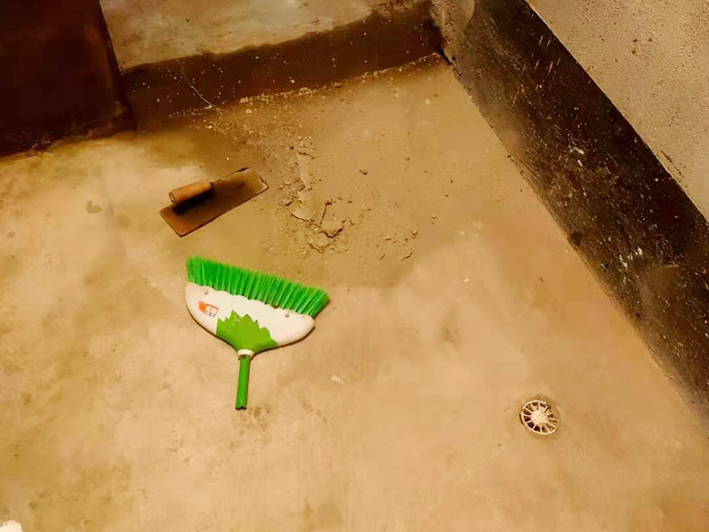 衛(wèi)生間局部翻新：衛(wèi)生間改造中水電的改造尤為重要且需要最早開始著手，由于會涉及到浴霸采暖、燈光的線路走向、水管的入墻等問題，所以在改造之前需制定一個詳細的水電走向設計，從而提高安全質量以及滿足裝修業(yè)主們生活的需要。其次就是需要對其做相應的防水處理。因為在日常的家庭中，衛(wèi)生間的水是處處可見的，非常潮濕。衛(wèi)生間內(nèi)的防水涂料是由地面延伸到墻面的，涂刷過程中精良的保證厚度均勻。還需要處理好地面和墻面交界處的各類管件的涂刷。待防水處理完全確定后，等待地面干透就可以做后續(xù)的工程了。這里要著重提醒，衛(wèi)生間下水口位置的防水要特別處理好，保證今后的檢查與維修。