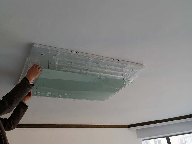 客廳吸頂燈安裝：拆開包裝，先把底座上自帶的一點(diǎn)線頭去掉，再把燈管取出來，把底座放到位置上，畫好孔的位置。按照吸頂燈的安裝孔位，在天花上打眼，在打好眼的地方打入膠體，用以固定螺絲。把底座放上去，轉(zhuǎn)個(gè)角度，帶緊螺絲接線，把燈管再裝回，然后再把燈罩蓋好。