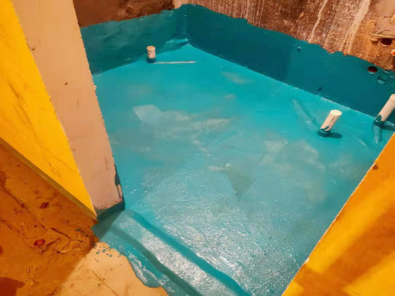 衛(wèi)生間局部翻新：衛(wèi)生間改造中水電的改造尤為重要且需要最早開始著手，由于會涉及到浴霸采暖、燈光的線路走向、水管的入墻等問題，所以在改造之前需制定一個詳細的水電走向設計，從而提高安全質量以及滿足裝修業(yè)主們生活的需要。其次就是需要對其做相應的防水處理。因為在日常的家庭中，衛(wèi)生間的水是處處可見的，非常潮濕。衛(wèi)生間內(nèi)的防水涂料是由地面延伸到墻面的，涂刷過程中精良的保證厚度均勻。還需要處理好地面和墻面交界處的各類管件的涂刷。待防水處理完全確定后，等待地面干透就可以做后續(xù)的工程了。這里要著重提醒，衛(wèi)生間下水口位置的防水要特別處理好，保證今后的檢查與維修。