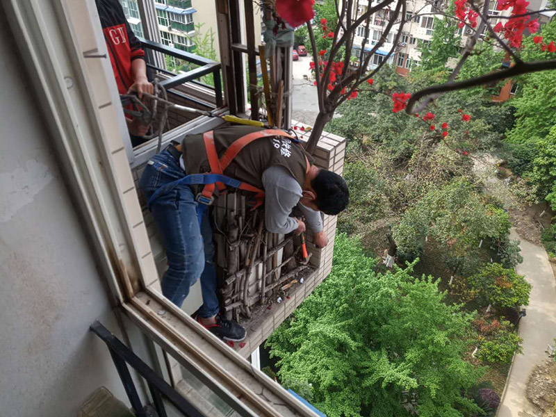 陽臺植物拆除:將陽臺和客廳打通。很多人想擴(kuò)大自家客廳面積，改善采光情況，因此就選擇打通陽臺和客廳，這并不是完全不行的，但是要考慮戶型的實(shí)際情況。有的戶型陽臺的墻是用來抗震的，如果拆掉，短期看不出問題，但是長期使用必然會影響房子的承載能力，遇到嚴(yán)重災(zāi)禍的時(shí)候，就完全無法抵抗了。