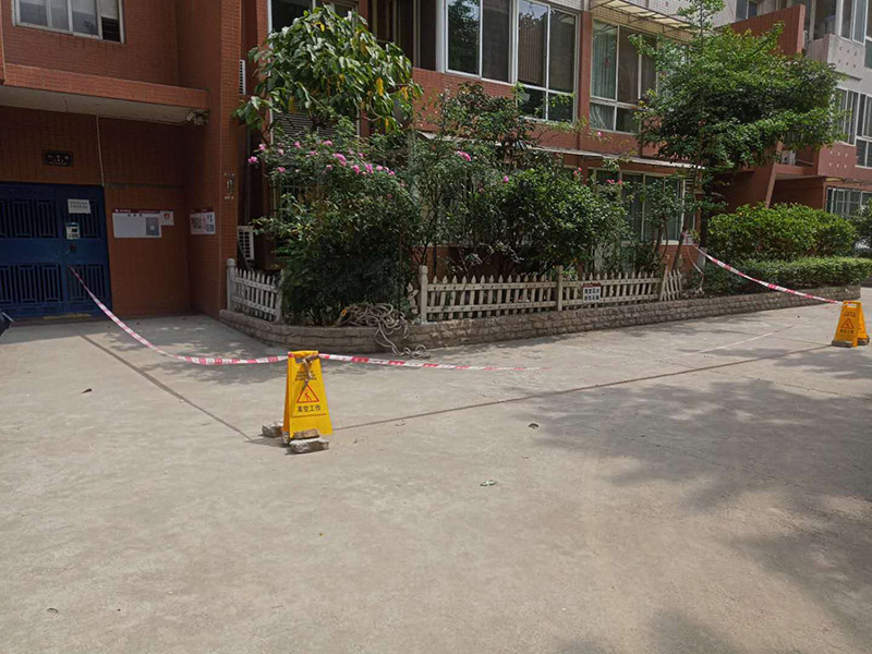 陽臺植物拆除:將陽臺和客廳打通。很多人想擴(kuò)大自家客廳面積，改善采光情況，因此就選擇打通陽臺和客廳，這并不是完全不行的，但是要考慮戶型的實(shí)際情況。有的戶型陽臺的墻是用來抗震的，如果拆掉，短期看不出問題，但是長期使用必然會影響房子的承載能力，遇到嚴(yán)重災(zāi)禍的時(shí)候，就完全無法抵抗了。