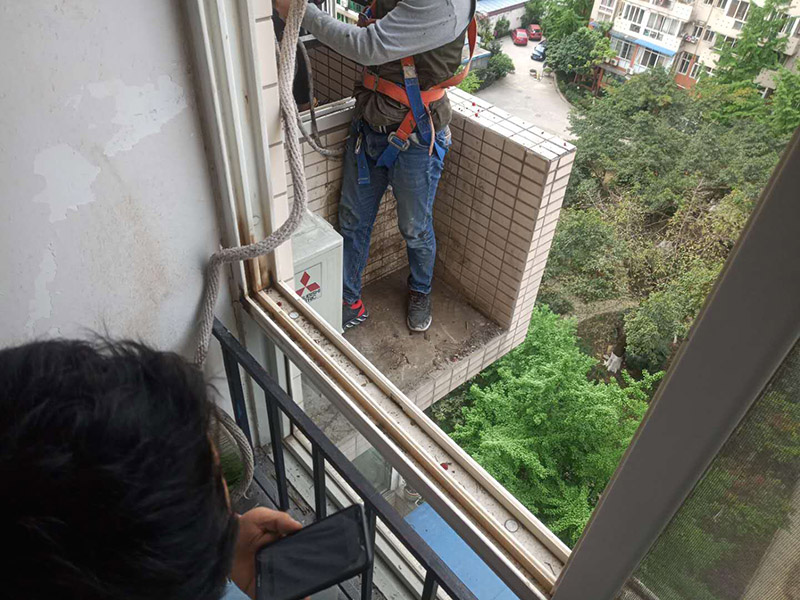 陽臺植物清理打掃：清理植物是一個很麻煩的過程，對于大型植物如芭蕉樹發(fā)財樹需要的工程量還是比較大的，所以最好將植物搬至衛(wèi)生間或者陽臺進行操作。如果家中有院子，也可以將它們搬到院子里，這樣也好方便打理，盡量避免破壞家中其他環(huán)境。 如果不想將開放式陽臺改為封閉式陽臺，可以選擇在安裝陽臺窗簾來進行阻隔。一般在灰塵很大的時候，將窗簾拉上，能夠有效緩解陽臺灰塵大的問題，而且還具有隔音的效果，一舉兩得。無框窗的設計，既能緩解封閉式陽臺的壓抑感（通風、采光沒有問題），大片的玻璃，足夠有效的阻隔灰塵臟污。  有些綠植具有除污納垢的功能，在陽臺上多養(yǎng)些這樣的綠植花卉，一方面能夠有效地緩解陽臺灰塵臟污，另一方面也改善了家居生活的環(huán)境。
