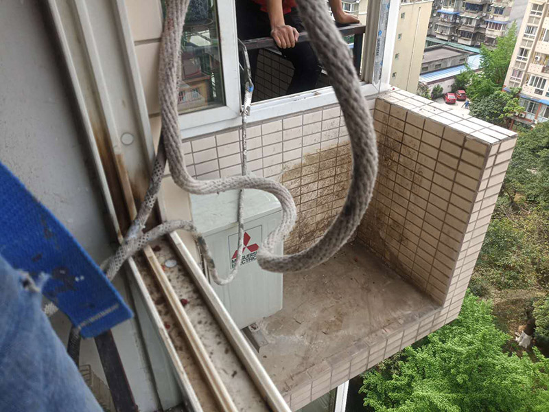 陽臺植物清理打掃：清理植物是一個很麻煩的過程，對于大型植物如芭蕉樹發(fā)財樹需要的工程量還是比較大的，所以最好將植物搬至衛(wèi)生間或者陽臺進行操作。如果家中有院子，也可以將它們搬到院子里，這樣也好方便打理，盡量避免破壞家中其他環(huán)境。 如果不想將開放式陽臺改為封閉式陽臺，可以選擇在安裝陽臺窗簾來進行阻隔。一般在灰塵很大的時候，將窗簾拉上，能夠有效緩解陽臺灰塵大的問題，而且還具有隔音的效果，一舉兩得。無框窗的設計，既能緩解封閉式陽臺的壓抑感（通風、采光沒有問題），大片的玻璃，足夠有效的阻隔灰塵臟污。  有些綠植具有除污納垢的功能，在陽臺上多養(yǎng)些這樣的綠植花卉，一方面能夠有效地緩解陽臺灰塵臟污，另一方面也改善了家居生活的環(huán)境。